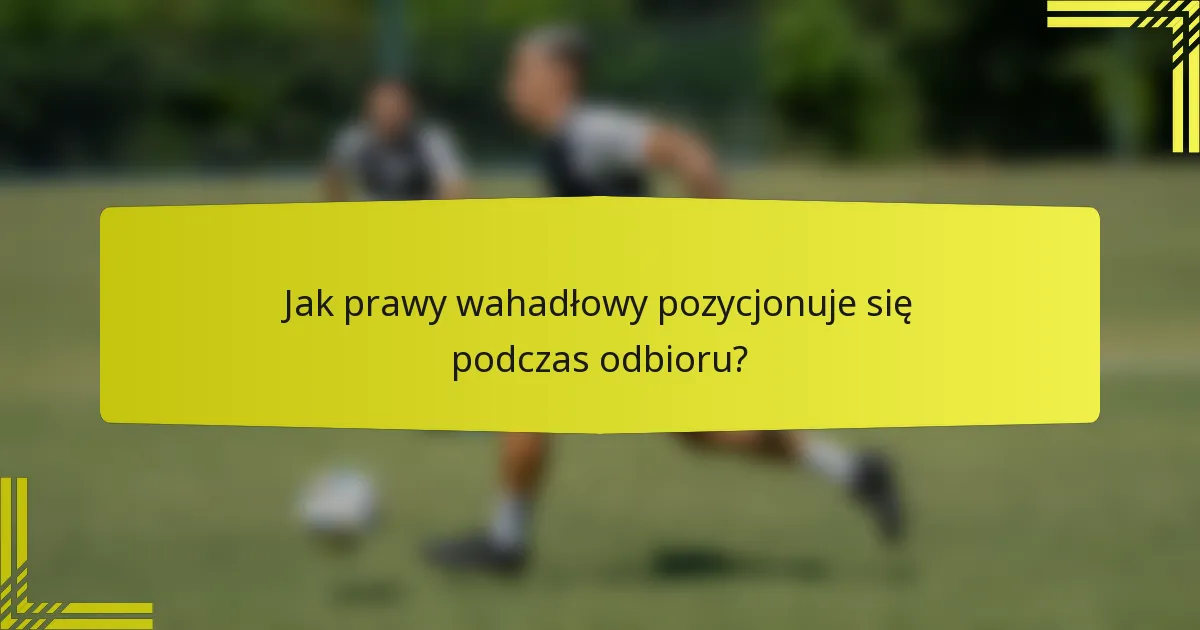 Jak prawy wahadłowy pozycjonuje się podczas odbioru?